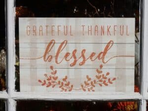 a sign labeled grateful, thankful and blessed